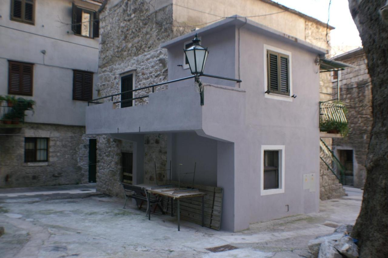 Apartments With A Parking Space Omis - 4327 Buitenkant foto