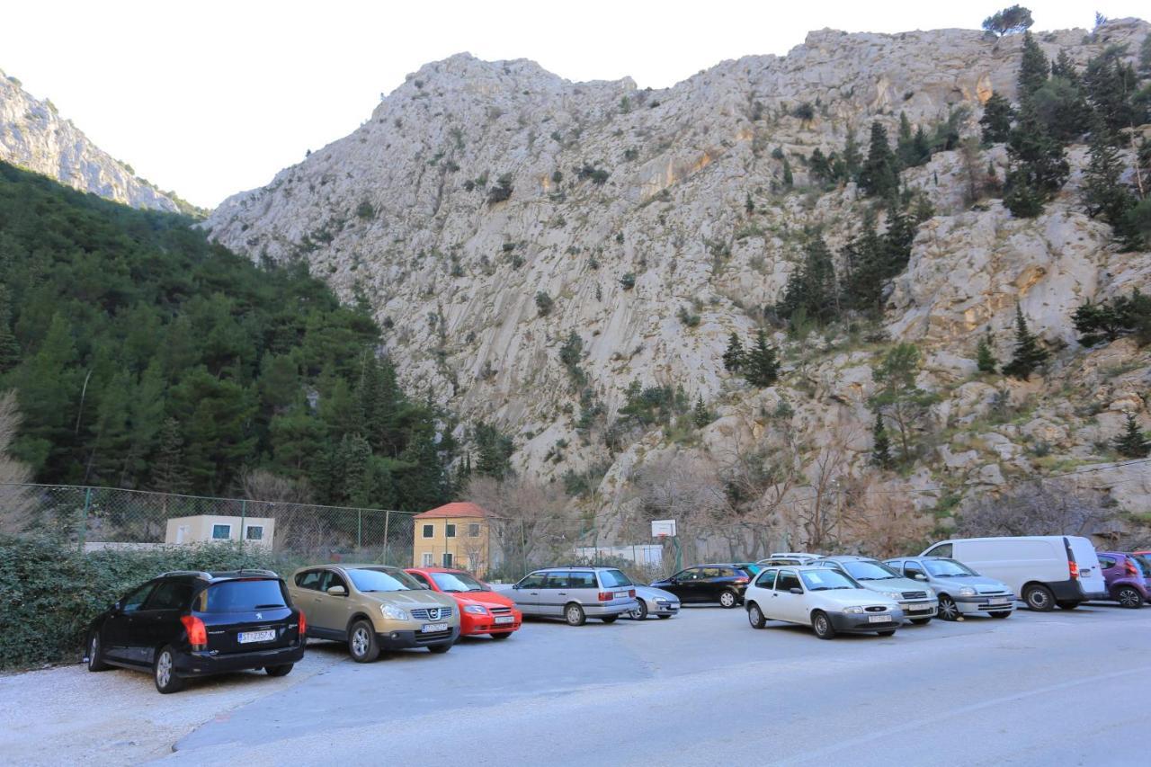 Apartments With A Parking Space Omis - 4327 Buitenkant foto