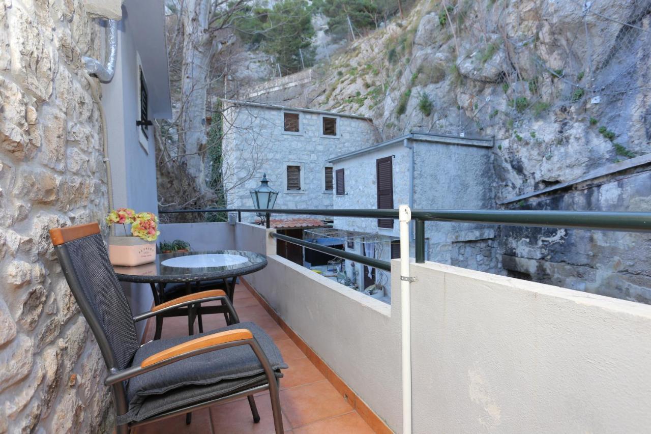 Apartments With A Parking Space Omis - 4327 Buitenkant foto